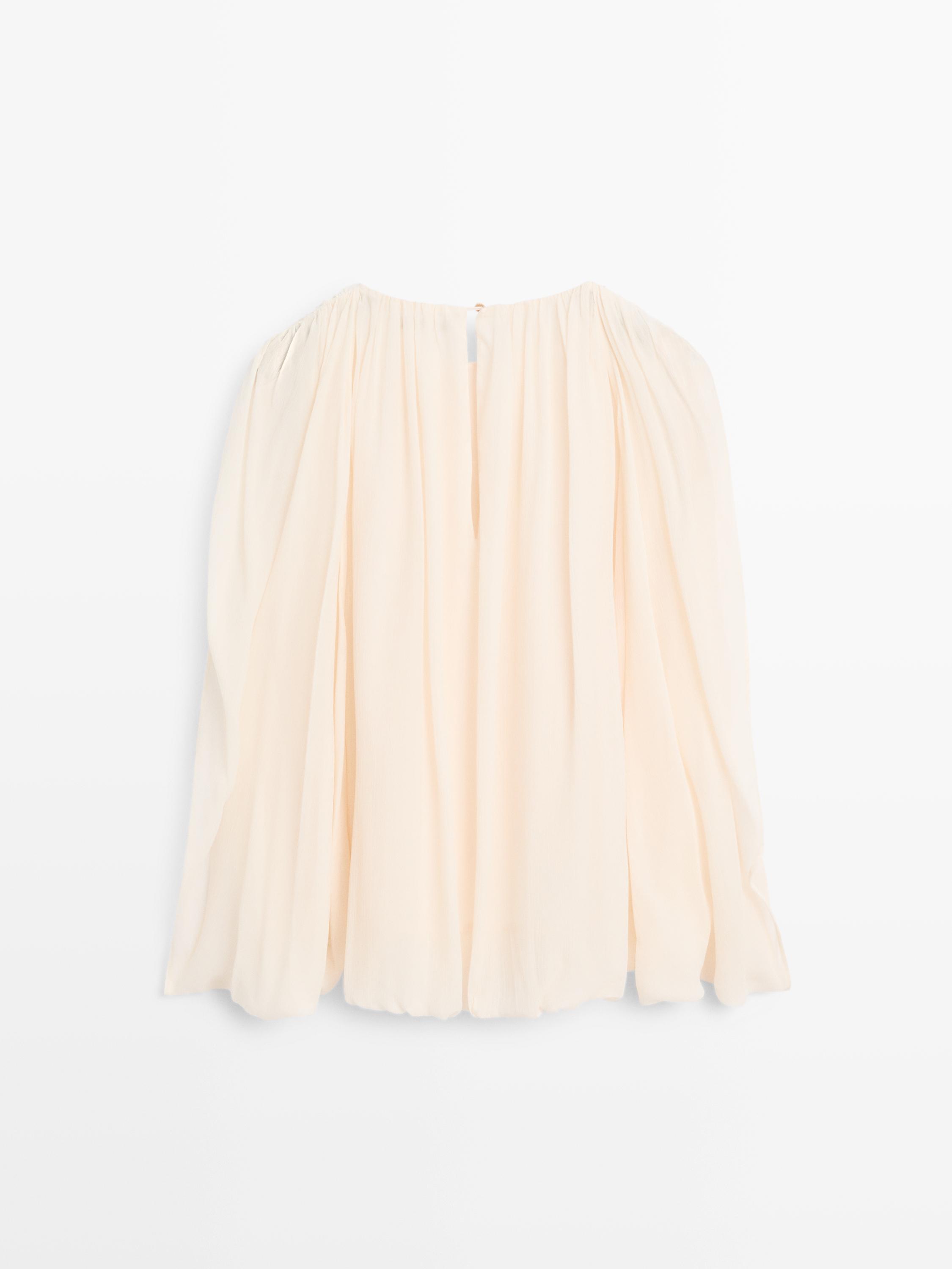 Voluminous flowing blouse